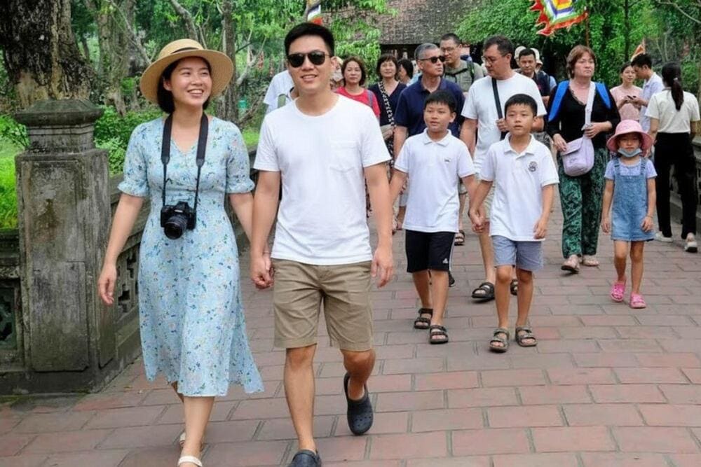 Bạn không nên mặc quần ngắn, chân váy trên đầu gối, áo ba lỗ v.v. khi ghé thăm đền, chùa tại Cố đô Hoa Lư